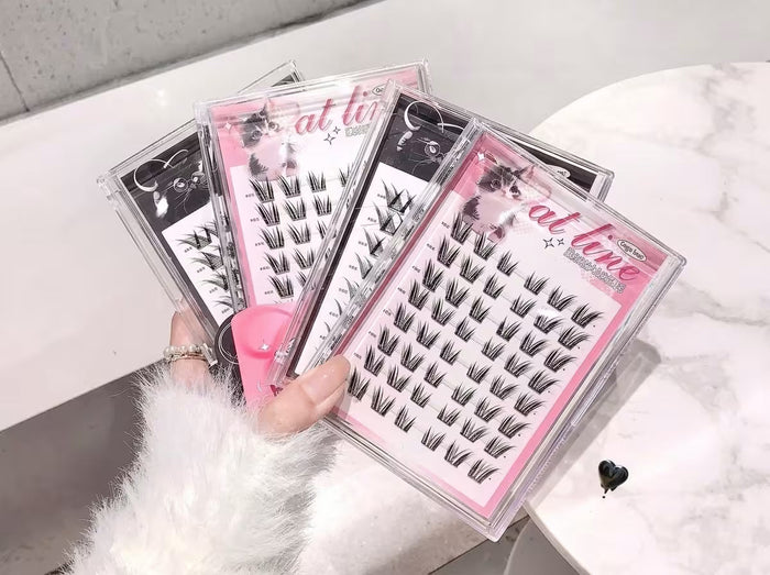 pack of 4 dramatic false eyelashes on a hand of lady 