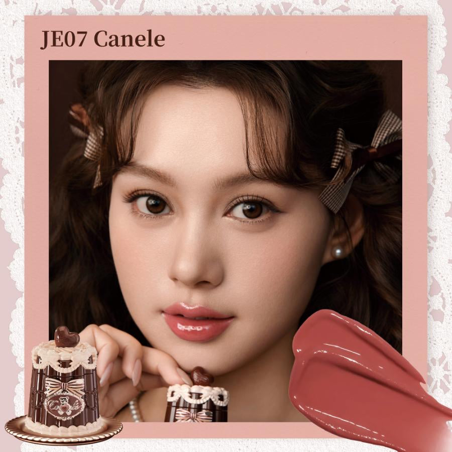 Flowerknows Sweetie Bear Coating Lip Jelly lip gloss in JE07 Canele shade applied on lips showing warm brown tint and glossy shine effect.