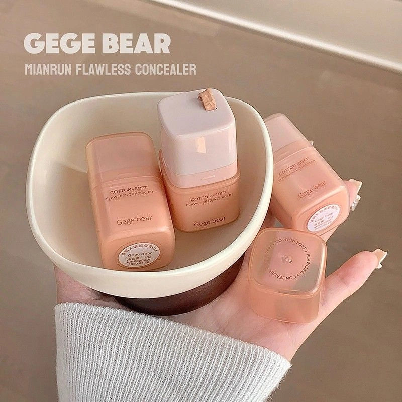 GEGE BEAR Mianrun Flawless Concealer bottles held in a hand with a beige background