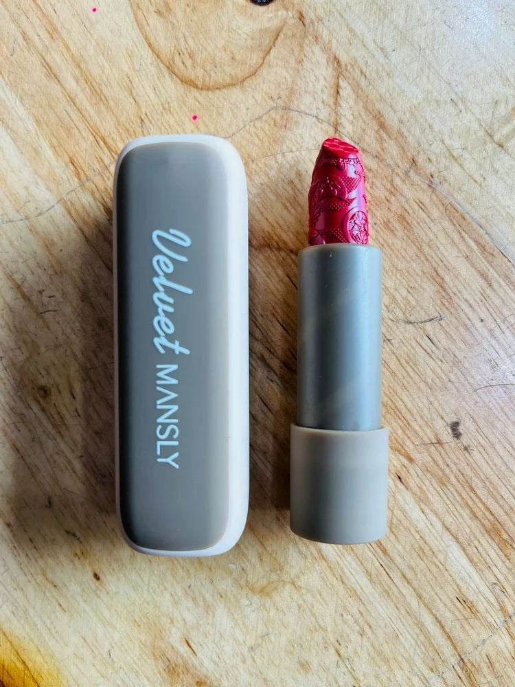 demonstrating mansly red lipstick on the table showcasing the carved matte crayon 
