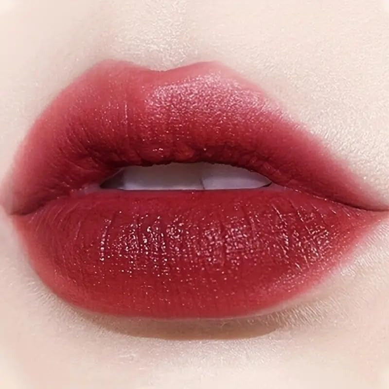 showing how mansly lipstick brown looks once applied on the lips of a beautyful model 